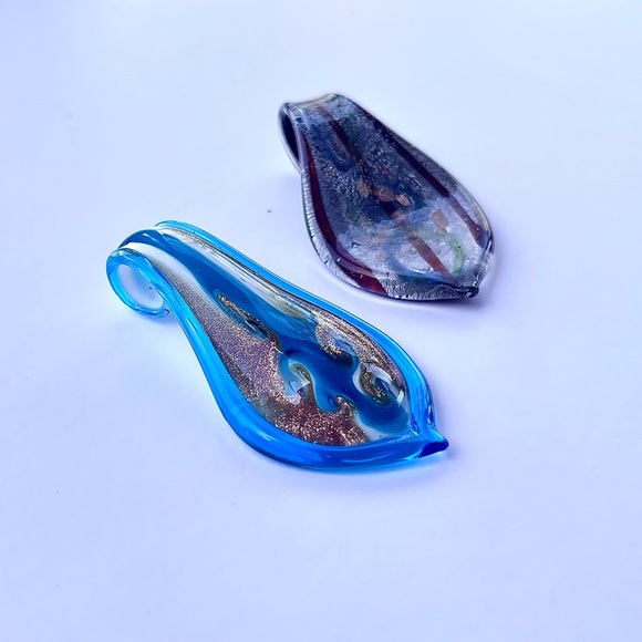 Glass blown metallic/glitter patterned tear drop shaped pendant set - Picture 3 of 9